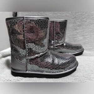Women’s UGG new without box sequin hearts size 6 silver